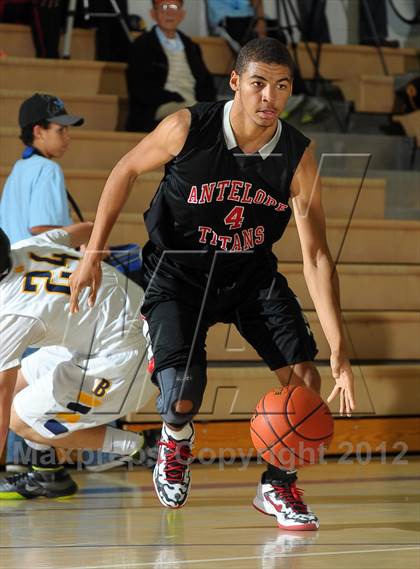 Thumbnail 2 in Bellevue vs. Antelope (MaxPreps Holiday Classic) photogallery.
