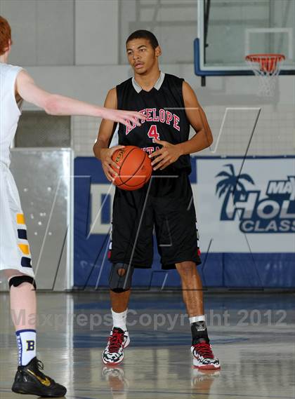 Thumbnail 1 in Bellevue vs. Antelope (MaxPreps Holiday Classic) photogallery.