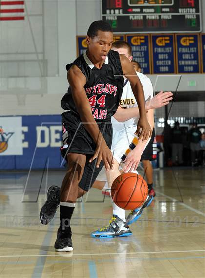 Thumbnail 3 in Bellevue vs. Antelope (MaxPreps Holiday Classic) photogallery.