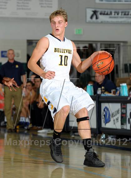 Thumbnail 2 in Bellevue vs. Antelope (MaxPreps Holiday Classic) photogallery.
