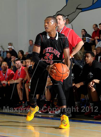 Thumbnail 3 in Bellevue vs. Antelope (MaxPreps Holiday Classic) photogallery.