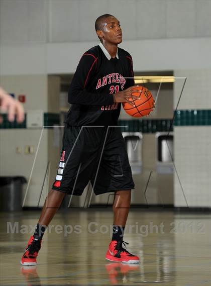 Thumbnail 2 in Bellevue vs. Antelope (MaxPreps Holiday Classic) photogallery.