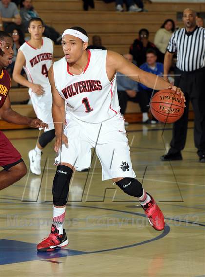 Thumbnail 3 in Bellevue vs. Antelope (MaxPreps Holiday Classic) photogallery.