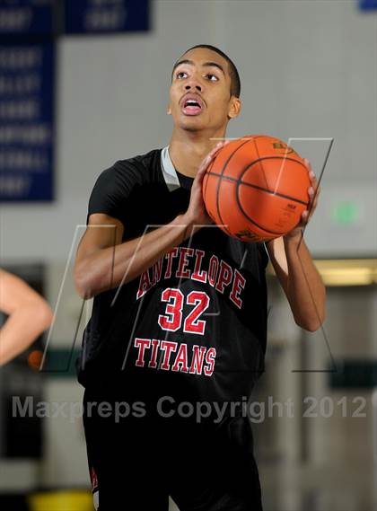 Thumbnail 3 in Bellevue vs. Antelope (MaxPreps Holiday Classic) photogallery.