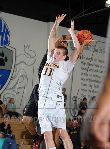 Thumbnail 2 in Bellevue vs. Antelope (MaxPreps Holiday Classic) photogallery.