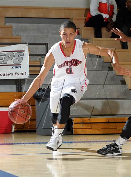 Thumbnail 2 in Bellevue vs. Antelope (MaxPreps Holiday Classic) photogallery.