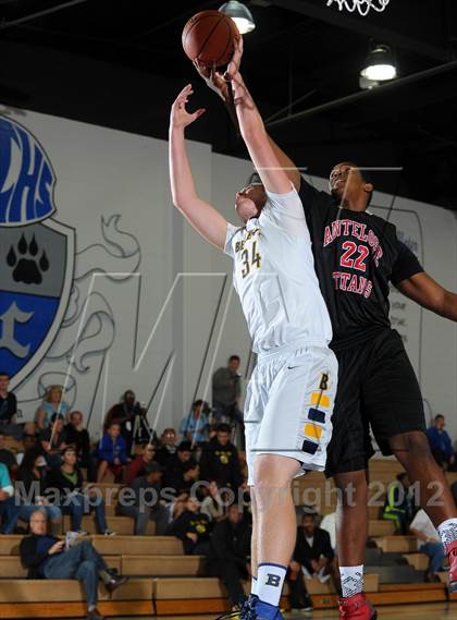 Thumbnail 2 in Bellevue vs. Antelope (MaxPreps Holiday Classic) photogallery.