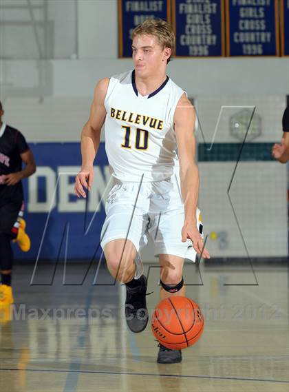 Thumbnail 3 in Bellevue vs. Antelope (MaxPreps Holiday Classic) photogallery.
