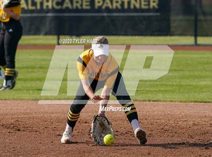 Thumbnail 2 in Decatur Central vs. Avon (IHSAA 4A Sectional #12 Semi-Final) photogallery.