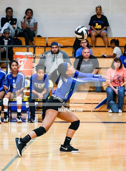 Thumbnail 2 in Cinco Ranch vs. Fort Bend Elkins photogallery.