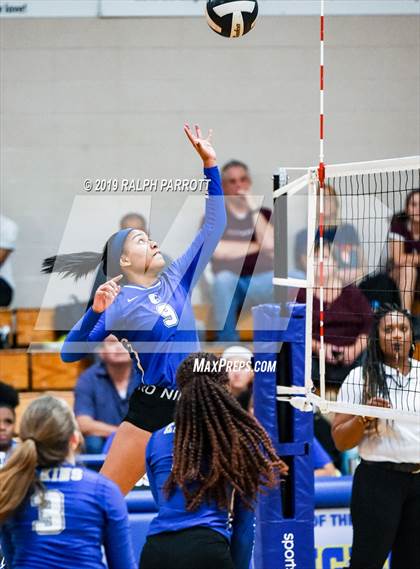 Thumbnail 2 in Cinco Ranch vs. Fort Bend Elkins photogallery.