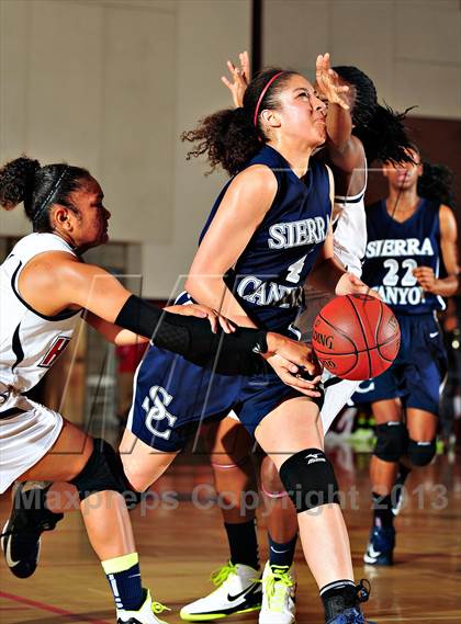 Thumbnail 3 in Horizon vs. Sierra Canyon (CIF SoCal Regional D5 Final) photogallery.