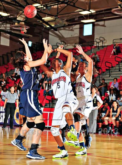 Thumbnail 3 in Horizon vs. Sierra Canyon (CIF SoCal Regional D5 Final) photogallery.