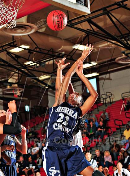 Thumbnail 3 in Horizon vs. Sierra Canyon (CIF SoCal Regional D5 Final) photogallery.