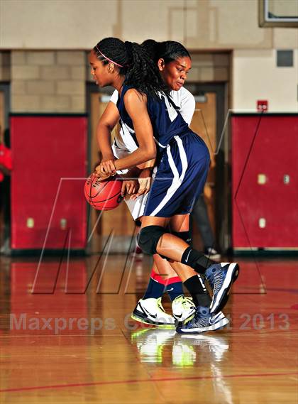 Thumbnail 3 in Horizon vs. Sierra Canyon (CIF SoCal Regional D5 Final) photogallery.