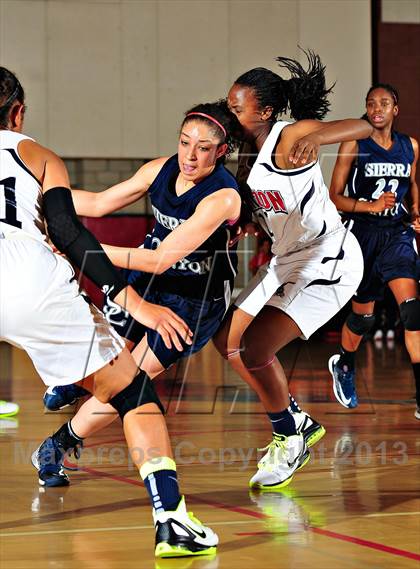 Thumbnail 2 in Horizon vs. Sierra Canyon (CIF SoCal Regional D5 Final) photogallery.