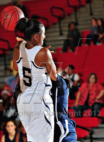 Thumbnail 2 in Horizon vs. Sierra Canyon (CIF SoCal Regional D5 Final) photogallery.