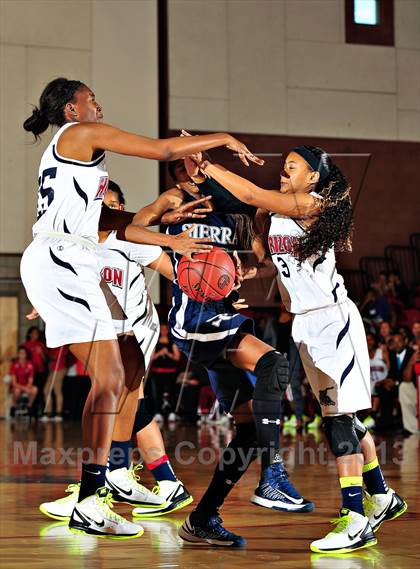 Thumbnail 2 in Horizon vs. Sierra Canyon (CIF SoCal Regional D5 Final) photogallery.