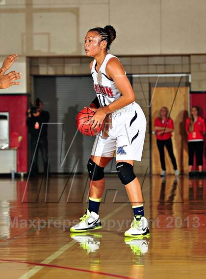 Thumbnail 3 in Horizon vs. Sierra Canyon (CIF SoCal Regional D5 Final) photogallery.