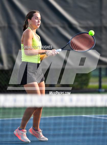 Thumbnail 3 in Hendersonville vs Central Magnet (D1 Class AA Regional) photogallery.