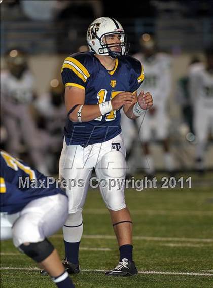 Thumbnail 1 in DeSoto vs. Stony Point (5A Region 2 Quarterfinals) photogallery.