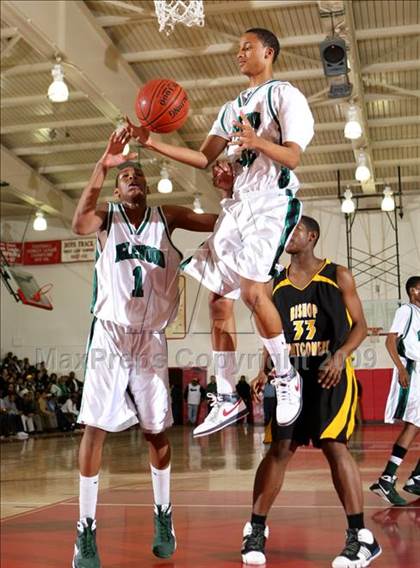 Thumbnail 2 in Bishop Montgomery vs. Inglewood (CIF SS Semifinals) photogallery.