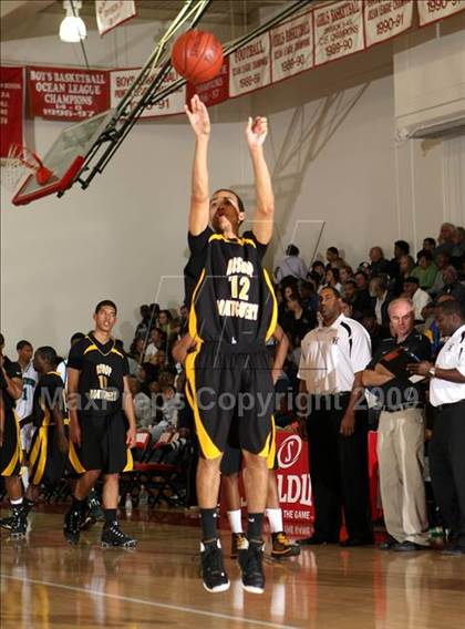 Thumbnail 3 in Bishop Montgomery vs. Inglewood (CIF SS Semifinals) photogallery.