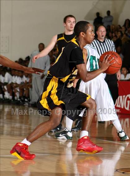 Thumbnail 2 in Bishop Montgomery vs. Inglewood (CIF SS Semifinals) photogallery.