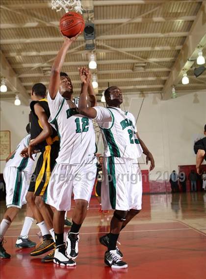 Thumbnail 2 in Bishop Montgomery vs. Inglewood (CIF SS Semifinals) photogallery.