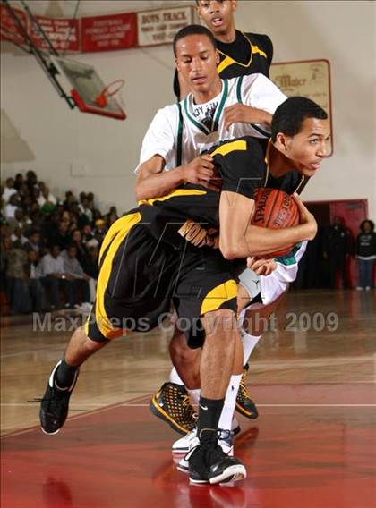 Thumbnail 2 in Bishop Montgomery vs. Inglewood (CIF SS Semifinals) photogallery.