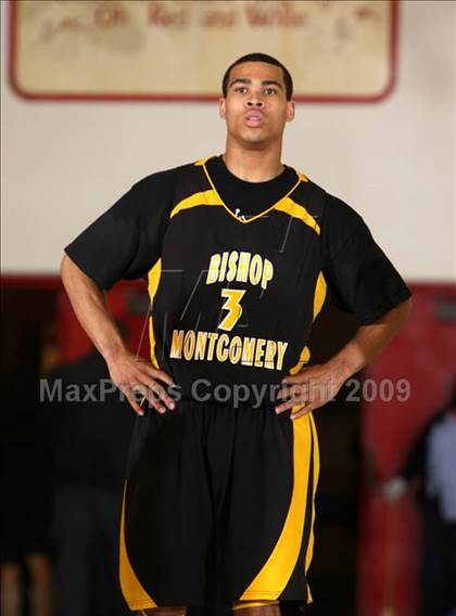 Thumbnail 2 in Bishop Montgomery vs. Inglewood (CIF SS Semifinals) photogallery.