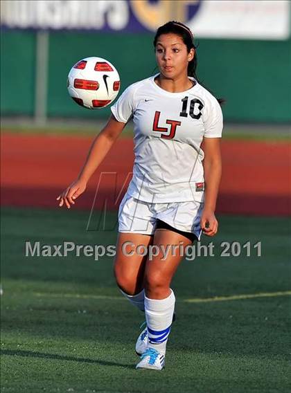 Thumbnail 2 in Coronado vs. La Jolla (CIF SoCal D2 Regional Final) photogallery.