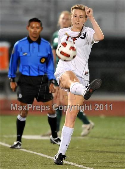 Thumbnail 2 in Coronado vs. La Jolla (CIF SoCal D2 Regional Final) photogallery.