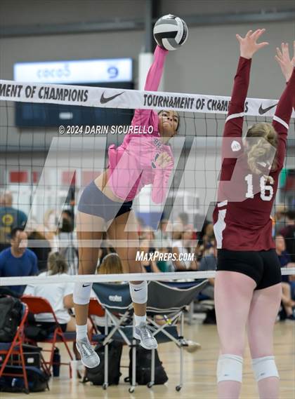 Thumbnail 2 in Vista Murrieta vs Sacred Heart Prep (Nike TOC Southwest) photogallery.