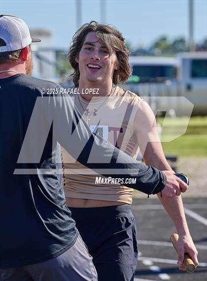 Thumbnail 3 in Dog Pound Invitational (4x100M) photogallery.