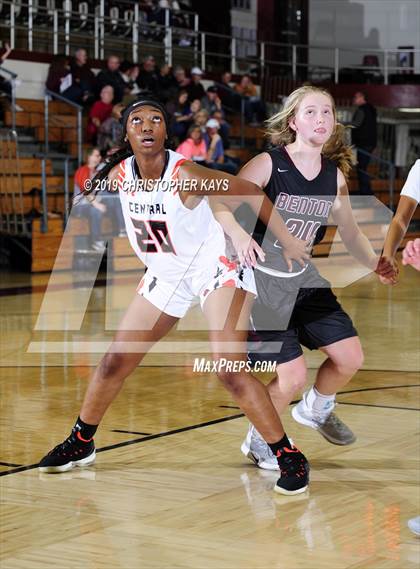 Thumbnail 3 in Benton v Cape Central (Rangerette Christmas Classic) photogallery.