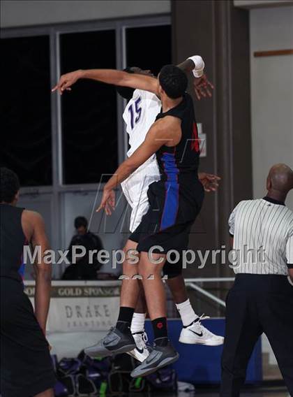Thumbnail 1 in Warren vs Dawson (McDonald's Texas Invitational)  photogallery.