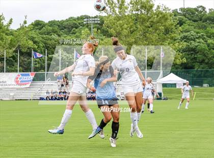 Thumbnail 3 in Notre Dame vs. Pleasant Hill (MSHSAA Class 2 Semifinal) photogallery.