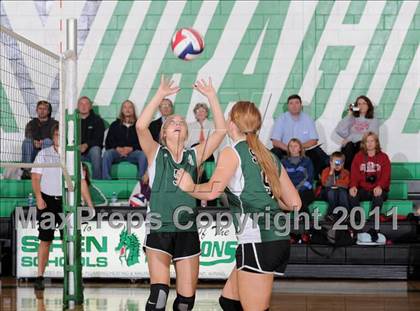 Thumbnail 3 in South Shore vs. Siren (WIAA D4 Regionals) photogallery.