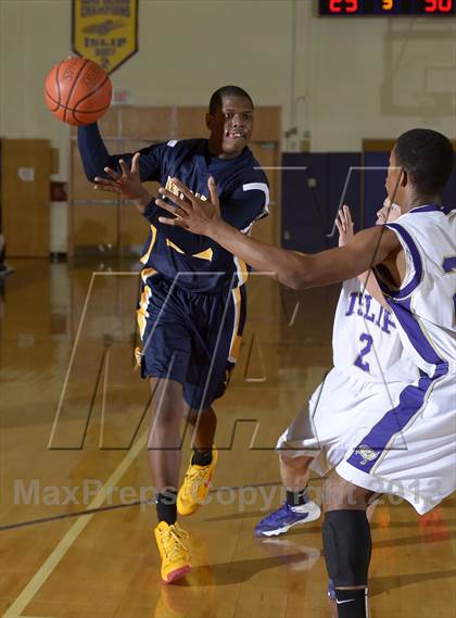Thumbnail 2 in Islip vs West Babylon (Islip Holiday Tournament Final) photogallery.