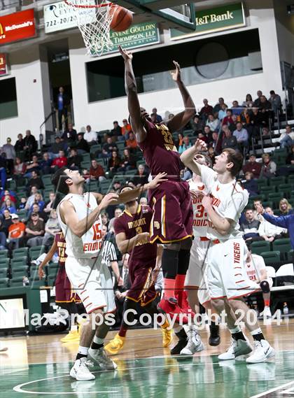 Thumbnail 2 in Union-Endicott vs Mt. Vernon (NYSPHSAA Regional Final) photogallery.