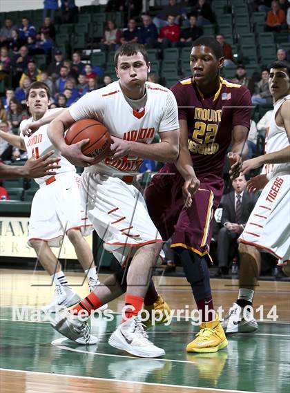 Thumbnail 3 in Union-Endicott vs Mt. Vernon (NYSPHSAA Regional Final) photogallery.