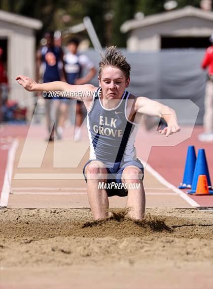 Thumbnail 3 in Herd Roundup @ Elk Grove HS photogallery.