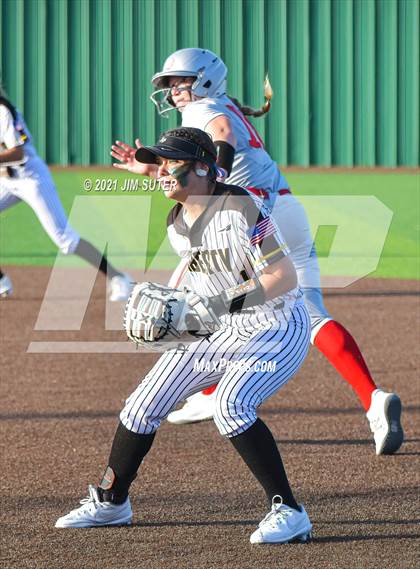 Thumbnail 2 in Lake Belton vs Liberty (UIL 4A Regional Playoff) photogallery.