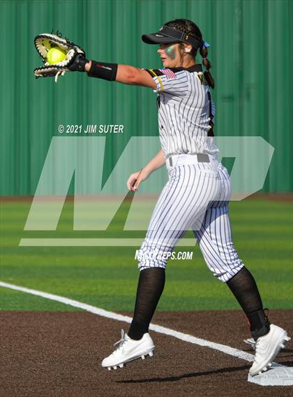 Thumbnail 3 in Lake Belton vs Liberty (UIL 4A Regional Playoff) photogallery.