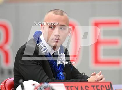 Thumbnail 1 in Mater Dei Signing Day photogallery.