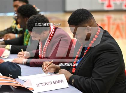 Thumbnail 1 in Mater Dei Signing Day photogallery.