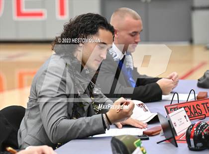 Thumbnail 2 in Mater Dei Signing Day photogallery.