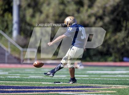 Thumbnail 3 in Mater Dei Catholic vs Carlsbad photogallery.