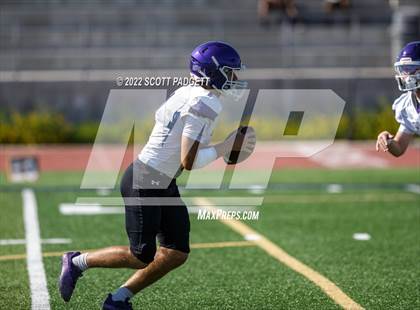 Thumbnail 1 in Mater Dei Catholic vs Carlsbad photogallery.